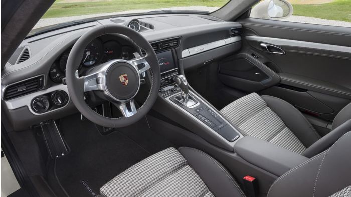 Το επετειακό πακέτο παρέχει το πακέτο Sport Chrono, εμπρός και πίσω αισθητήρες παρκαρίσματος, θερμαινόμενα καθίσματα και ένα σύστημα Navi της Porsche 