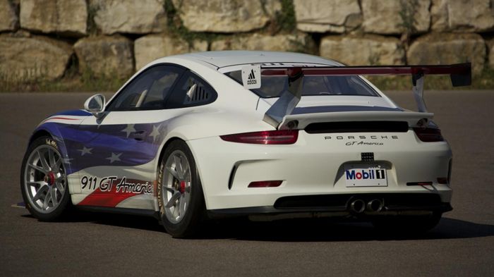 Η 911 GT America διαθέτει μια ευμεγέθη πτέρυγα στο πίσω μέρος, για να επιτυγχάνεται η «τέλεια» αεροδυναμική ισορροπία στις υψηλές ταχύτητες, όπως δηλώ