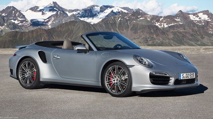 Η Porsche σκέφτεται σοβαρά να λανσάρει τη νέα 911 Targa το ερχόμενο έτος, στις εκδόσεις Targa 4 και Targa 4S (εδώ εικονίζεται η Porsche 911 Turbo Cabr