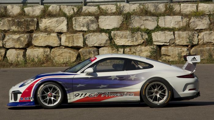 Στην Porsche 911 GT America έχει τοποθετηθεί μια καταπακτή διάσωσης στην οροφή του οχήματος, ενώ έχει γίνει εκτεταμένη χρήση ανθρακονήματος σε όλο το 