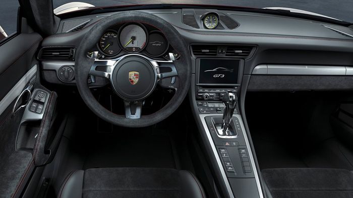 Στο εσωτερικό της 911 GT3, η εικόνα ολοκληρώνεται με το δέρμα alcandara να κυριαρχεί παντού, ακόμα και στα bucket καθίσματα.