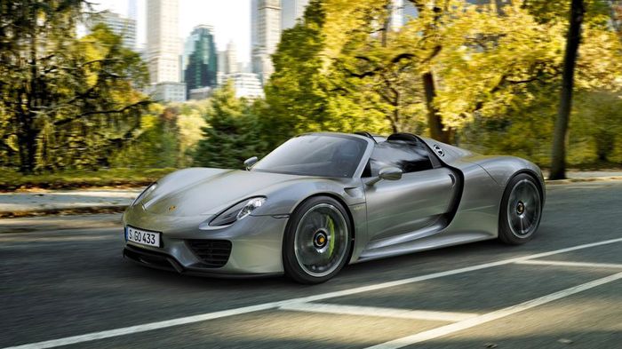 H ιπποδύναμη στην Porsche 918 Spyder του βενζινοκινητήρα είναι 608 άλογα και μαζί με τα 286 των ηλεκτρικών μοτέρ, παράγεται μια ισχύς 887 ίππων συνολι