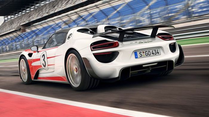 Η νέα 918 Spyder θα έχει 4.643 χλστ. μήκος, 1.940 χλστ. πλάτος και 2.370 χλστ. ύψος, ενώ οι αποχρώσεις του αμαξώματος θα είναι ή «αγωνιστικές» (όπως σ
