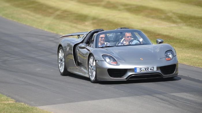 Την υβριδική Porsche 918 κινεί ένας βενζινοκινητήρας V8 4,6 λτ. 608 ίππων και 530 Nm ροπής, που συνδυάζεται με δύο ηλεκτρικά μοτέρ και τη συνολική ισχ