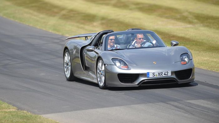 Η Porsche 918 Spyder εφοδιάζεται με έναν βενζινοκινητήρα V8 4,6 λτ. 608 ίππων και 530 Nm ροπής και δύο ηλεκτρικά μοτέρ με τη συνολική ισχύ να φτάνει σ
