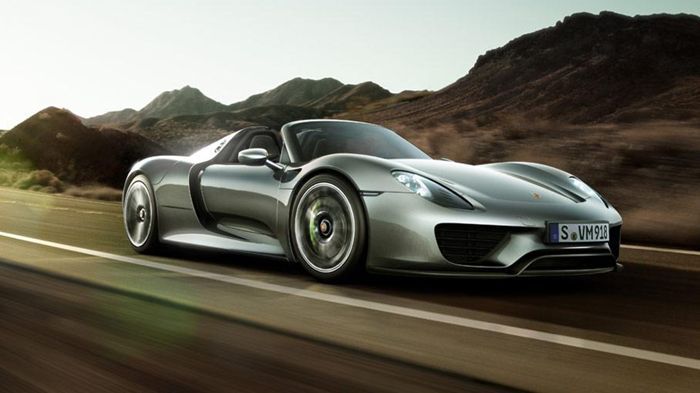 Η νέα 918 Spyder, που έχει κατασκευαστεί με εκτεταμένη χρήση ανθρακονήματος, για ελάττωση του βάρους (οι καθρέφτες, η οροφή και το παρμπρίζ), το οποίο