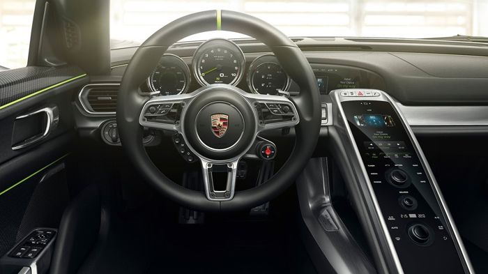 Το supercar σε υβριδική λειτουργία θα μεταφέρει την κίνηση και στους τέσσερις τροχούς, ολοκληρώνοντας τα 0-100 σε μόλις 2,8 δλ., τα 0-200 σε 7,7 δλ. κ