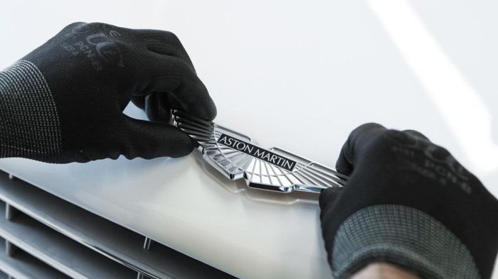 Στο πλαίσιο της συνεργασίας τους, η Aston Martin θα δανειστεί την τεχνογνωσία για κινητήρες V8, από την AMG, τους οποίους θα χρησιμοποιήσει στα κατά π