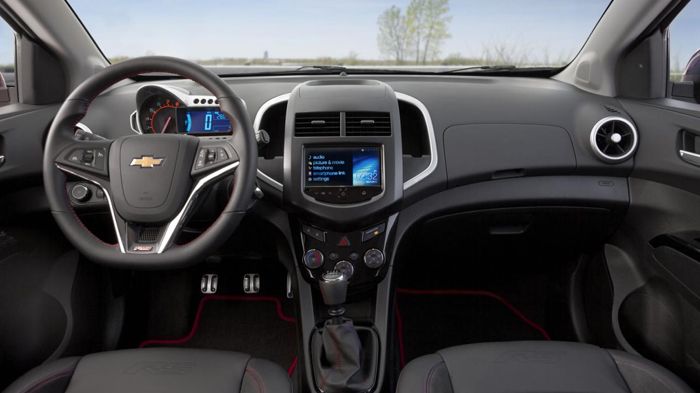 To Aveo RS στο εσωτερικό θα έχει σπορ πεντάλ αλουμινίου, δερμάτινα bucket καθίσματα με κόκκινες ραφές, δερμάτινο τιμόνι και επιλογέα ταχυτήτων και νέο