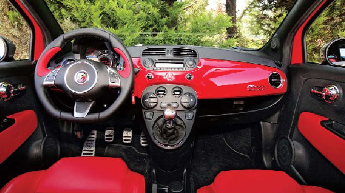 ...ο επιλογέας ταχυτήτων, τα δερμάτινα μπάκετ καθίσματα και τα λογότυπα 595 Turismo (ακόμη και στα πατάκια), τονίζουν τον σπορ προσανατολισμό της έκδο