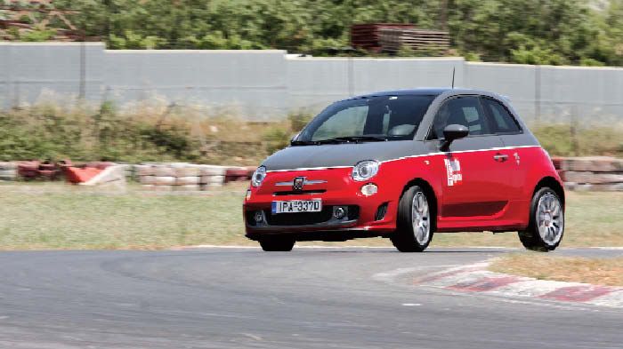 Το μικρό της Abarth θυμίζει kit-car αφού στρίβει με αυτοπεποίθηση σε όποιου είδους διαδρομή και αν βρεθεί.