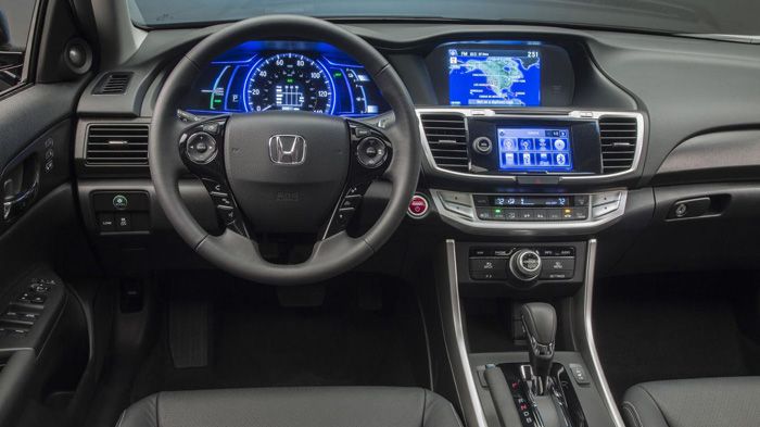 Στην καμπίνα των επιβατών του νέου Honda Accord Hybrid, κυριαρχεί η φουτουριστική εικόνα της ιαπωνικής εταιρείας.