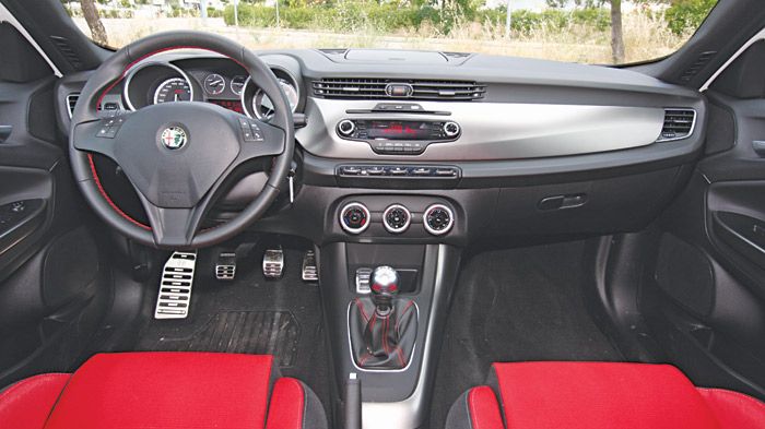 Στο ήδη μοντέρνο εσωτερικό της Giulietta, οι αλλαγές σε υλικά και χρωματισμούς τονίζουν το σπορ χαρακτήρα της έκδοσης Veloce.