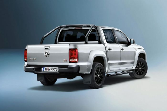 Το VW Amarok Dark Label στο πίσω μέρος θα έχει μαύρες μπάρες στη καρότσα και τετραγωνισμένα φωτιστικά σώματα.