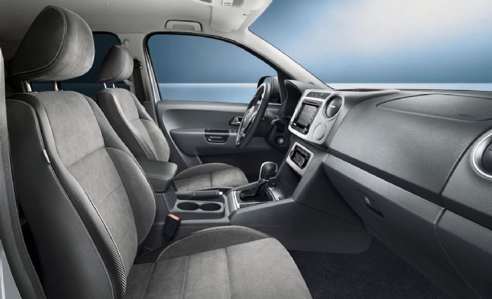 Στο εσωτερικό του Amarok Dark Label, επικρατεί το Alcantara στις ταπετσαρίες και τα καθίσματα, τα οποία είναι και θερμαινόμενα, ενώ το τιμόνι είναι πο