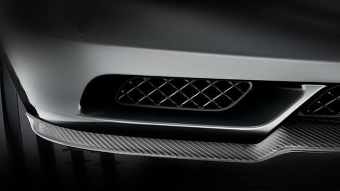 Η AMG σε μια teaser εικόνα δείχνει το μπροστινό splitter από ανθρακόνημα ενός επερχόμενου μοντέλου της, που πιθανότατα θα είναι η σπορ SLS AMG στην τε