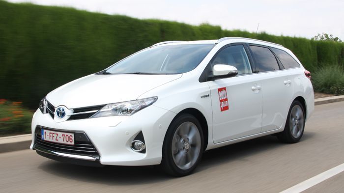 Το νέο Toyota Auris Touring Sports ακολουθεί τις κύριες σχεδιαστικές φόρμες της νεότερης γενιάς του Auris, σε ένα αισθητικό αποτέλεσμα αρκετά δυναμικό
