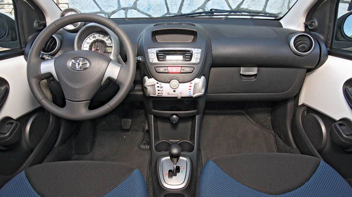 Στο εσωτερικό του Aygo, τα σκληρά πλαστικά έχουν σωστή συναρμογή και ανάλογο φινίρισμα. Λεπτομέρειες, όπως το στροφόμετρο, τονίζουν την ευχάριστη εικό