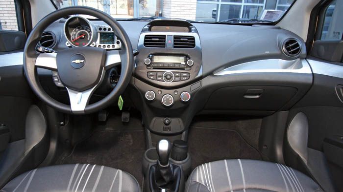 Ευχάριστη σχεδίαση και καλή συναρμογή στο εσωτερικό του Spark. O πίνακας οργάνων που θυμίζει αυτόν μοτοσικλέτας, κλέβει την παράσταση.