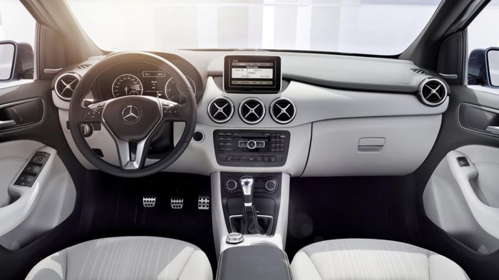 Ο Ola Kallenius, επικεφαλής της Mercedes, αναφέρει ότι η B-Class φέρει κορυφαία οδηγικά χαρακτηριστικά και άνεση, δεδομένα που εκτιμούν με το παραπάνω