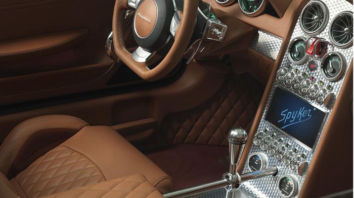 Στo νέο Spyker B6 Venator Spyder θα χρησιμοποιηθεί τόσο εξωτερικά, όσο και εσωτερικά ως επί το πλείστον αλουμίνιο κι ανθρακόνημα για λόγους ελάττωσης 