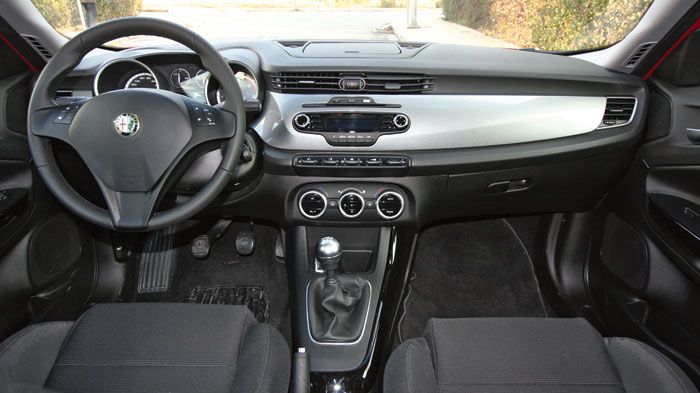 Τιμώντας την παράδοση της Alfa, το εσωτερικό της Giulietta παραπέμπει σε μοντέλα του παρελθόντος, ενώ ποιοτικά ικανοποιεί και με το παραπάνω.