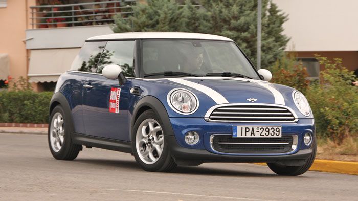 Το Mini Cooper είναι ιδιαίτερα ευχάριστο στο δρόμο, δίνοντας την αίσθηση ότι οδηγείς καρτ μιας και κάθεσαι χαμηλά, η ανάρτηση είναι σφιχτή και οι πληρ