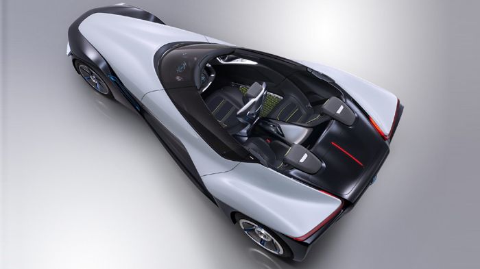 Το BladeGlider είναι 3θέσιο, στα πρότυπα της McLaren F1, με τη θέση του οδηγού να βρίσκεται στο κέντρο μπροστά και πίσω να υπάρχουν δύο ακόμα θέσεις.
