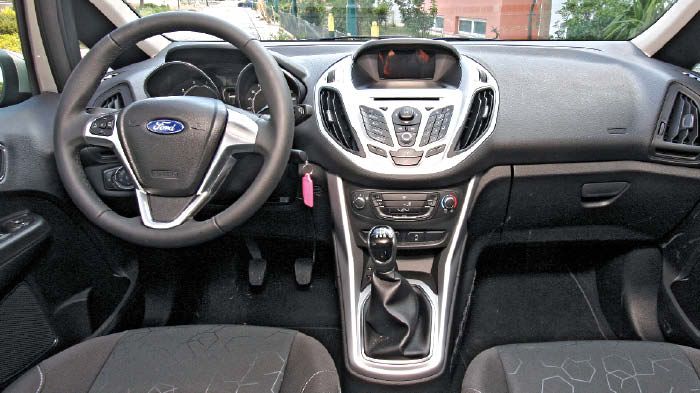 Ποιοτικό και σύγχρονο το ταμπλό του Ford B-MAX, ωστόσο η εικόνα έχει αρχίσει να ξεπερνιέται.
