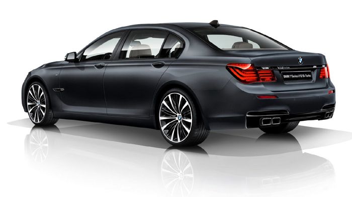 Η συγκεκριμένη BMW 7  θα φέρει επανασχεδιασμένους προφυλακτήρες, ενώ επίσης θα υπάρχουν τα λογότυπα «V12 Bi-Turbo» και «M» στο μαρσπιέ και το πορτμπαγ