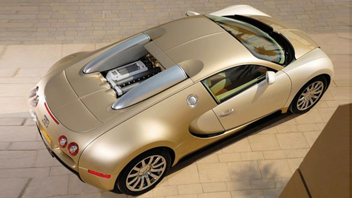 Η συγκεκριμένη εταιρεία πέρα από τον «λευκό πύραυλο», έχει διαθέσει κι άλλες Bugatti Veyron special editions, όπως η 300η «χρυσή» 16.4, που πουλήθηκε 