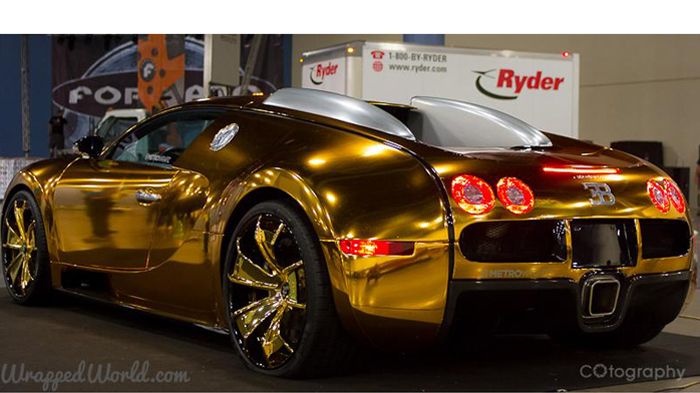 H Bugatti Veyron φέρει έναν 16κύλινδρο W16 8,0 λτ. 4πλό turbo κινητήρα, που παράγει 1001 ίππους και επιτρέπει μια τελική που ξεπερνά τα 400χλμ./ ώρα!
