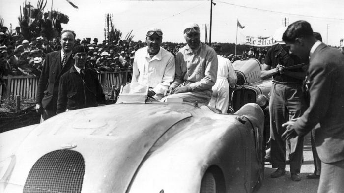 Η Bugatti ετοίμασε μια επετειακή έκδοση για να τιμήσει τον εικονιζόμενο Jean-Pierre Wimille, τον οδηγό που έφερε τη Bugatti στην κορυφή του 24ωρου αγώ