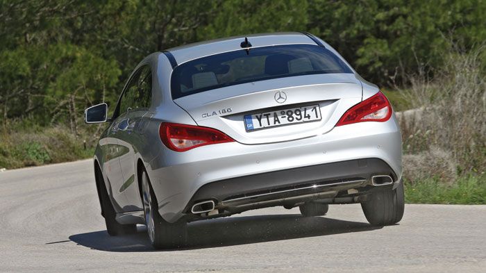 Η συμπεριφορά της Mercedes CLA στο δρόμο αποκαλύπτει και το διαφορετικό της παρουσίας ενός 4θυρου μικρομεσαίου κουπέ στη γκάμα της μάρκας με το αστέρι
