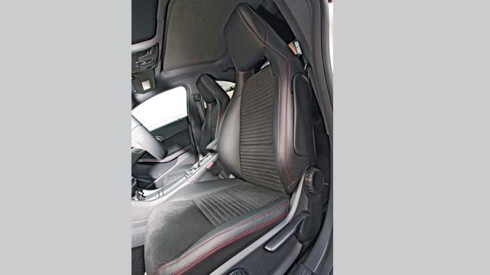 Οι χώροι για τους πίσω είναι οριακοί ως προς το ύψος, μεγάλο όμως το πόρτ-μπαγκάζ. 