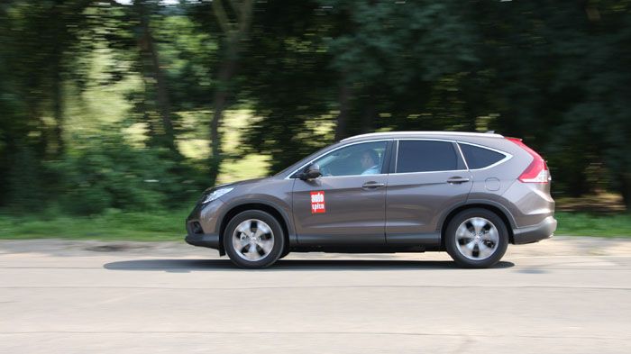 Οδηγώντας το CR-V με τον 1,6 i-DTEC κινητήρα εντυπωσιαστήκαμε από το πόσο κοντά είναι στη συμπεριφορά σε σχέση με ένα κλασικό μικρομεσαίο.