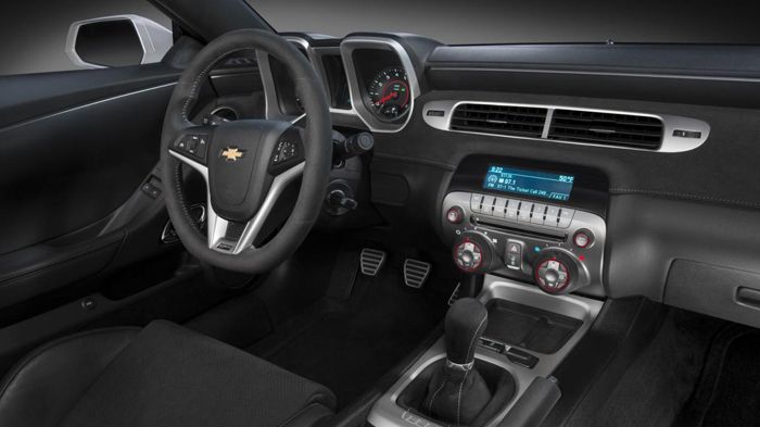 Στο εσωτερικό της Chevrolet Camaro έχει προστεθεί μια 7 ιντσών οθόνη αφής με το σύστημα πολλαπλών λειτουργιών πληροφόρησης και ψυχαγωγίας «MyLink info