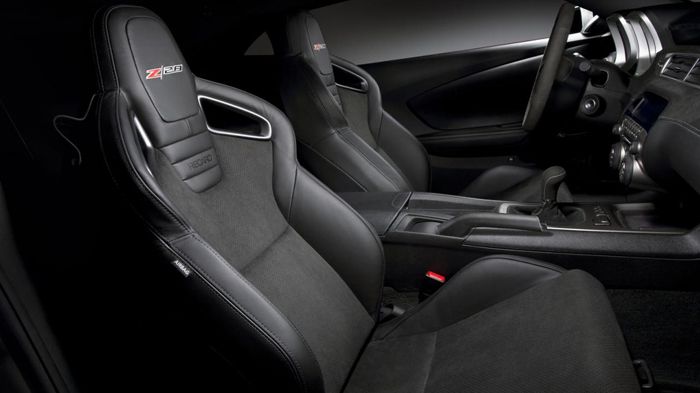 Στη Chevrolet Camaro ξεχωρίζουν τα Recaro σπορ bucket καθίσματα μπροστά, με ηλεκτρική λειτουργία, τόσο για την coupe, όσο και για την cabrio έκδοση.