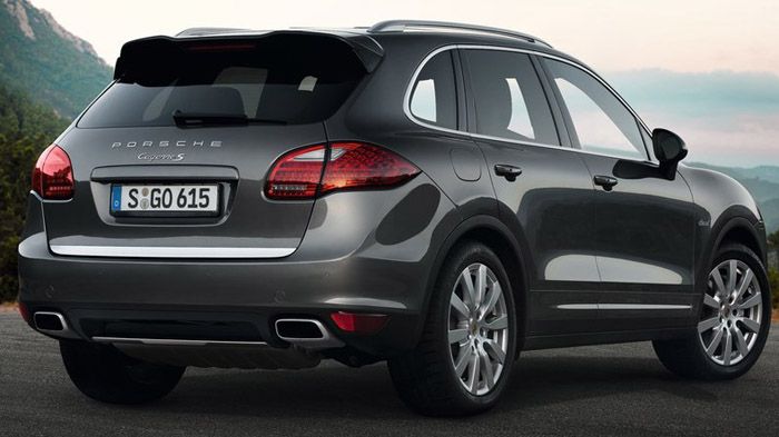 Αρκετές είναι οι ομοιότητες της νέας Porsche Macan με τη μεγαλύτερη Cayenne (φωτογραφία).