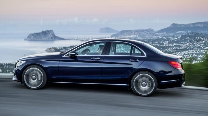 Η νέα C-Class είναι 95 χλστ. πιο μακριά από την 3η γενιά (4.686 χλστ.) και 40 χλστ. πιο φαρδιά (1.810 χλστ.), ενώ και το μεταξόνιό της μεγάλωσε κατά 8
