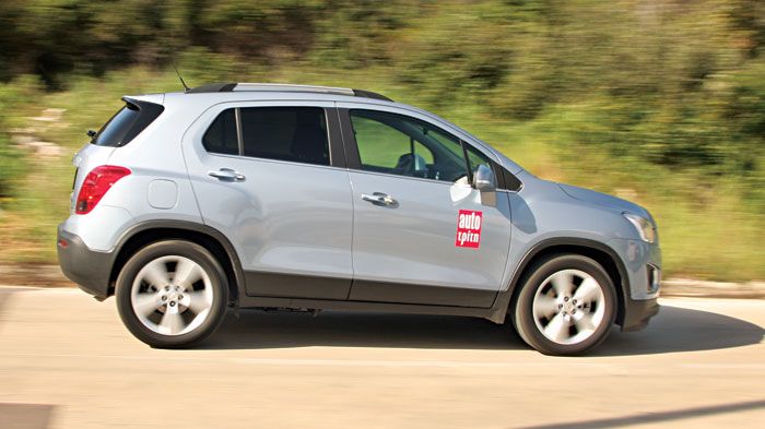 Το Chevrolet Trax χάρη στην τετρακίνηση και την αυξημένη απόσταση από το έδαφος είναι ικανό στο χώμα, ενώ στην άσφαλτο οι κλίσεις του αμαξώματος στις 