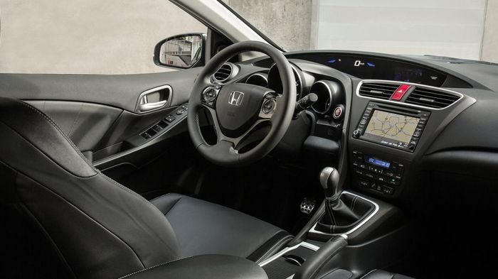Στο εσωτερικό του Honda Civic Tourer, υπάρχει πλούσιος εξοπλισμός και οδηγοκεντρικός προσανατολισμός, με τα συστήματα υποβοήθησης της οδήγησης να κάνο