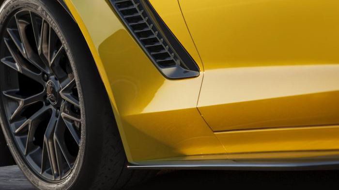 Aπό την teaser εικόνα βλέπουμε ότι η νέα Chevrolet Corvette Z06 θα διαθέτει μεγάλες ζάντες αλουμινίου, πλαϊνά μαρσπιέ από αναθρακόνημα και αεραγωγούς 