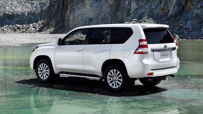 Στο πίσω μέρος το facelift Toyota Land Cruiser θα φέρει ανασχεδιασμένους προφυλακτήρες και διαφορετικά φωτιστικά σώματα.