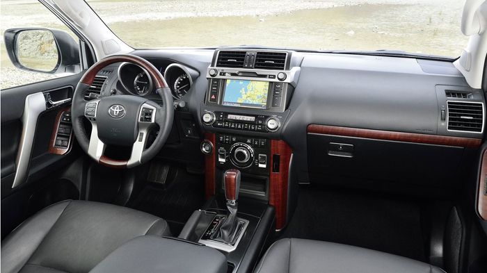 Στην καμπίνα του Toyota Land Cruiser κυριαρχεί η μεγάλη κεντρική κονσόλα, με φινιρίσματα ξύλου και μια 4,2 ιντσών έγχρωμη οθόνη πολλαπλών λειτουργιών.