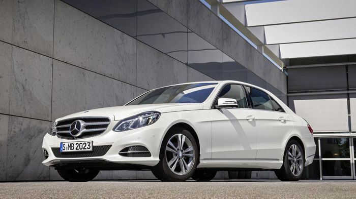 H E 220 BlueTEC έκδοση BlueEFFICIENCY θα αρχίσει να πωλείται από τον Σεπτέμβριο, ενώ η εικονιζόμενη E 200 NGD θα κυκλοφορήσει τον Δεκέμβριο και οι δύο