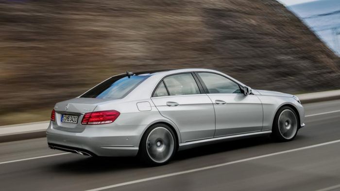 Διαθέσιμη είναι κι η νέα E200 NGD, που κινείται με φυσικό αέριο «φορώντας» ένα 4κύλινδρο 2λιτρο turbo μοτέρ, δανεισμένο από τη B200 Natural Gas Drive,