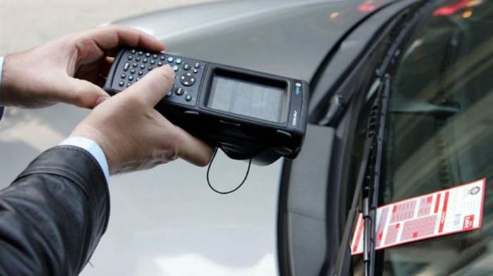 Υπάλληλοι που δεν θα φορούν στολή, αλλά θα φέρουν ειδική ταυτότητα θα επιτηρούν για την παράνομη στάθμευση και θα βεβαιώνουν κλήσεις, από την Τρίτη 29