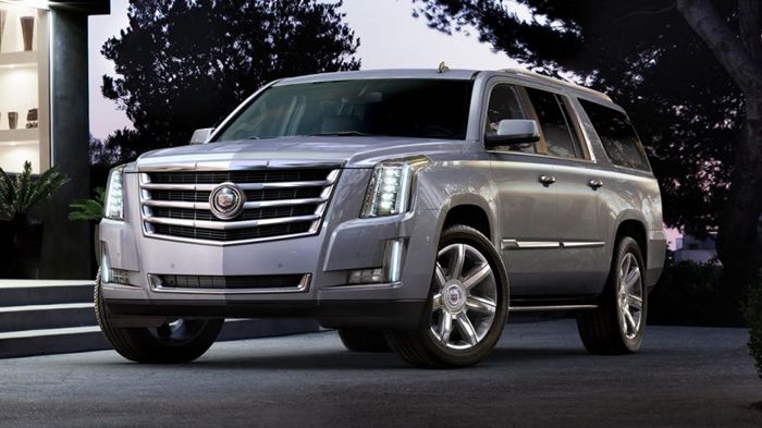Το νέο Cadillac Escalade με τη χαρακτηριστική γρίλια της μάρκας στο εμπρόσθιο μέρος και τα ανασχεδιασμένα φωτιστικά σώματα που διαθέτουν φώτα ημέρας L
