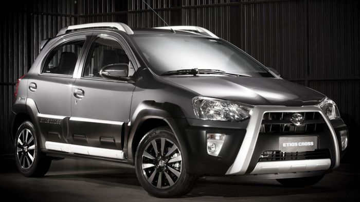 Το νέο Toyota Etios Cross διαθέτει ανασχεδιασμένο προφυλακτήρα μπροστά με «αγριωπά» προστατευτικά και νέες ζάντες αλουμινίου.